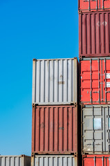 Contenedores de carga en terminal maritima,transporte intermodal.