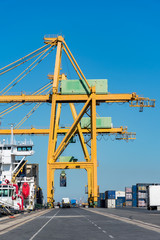 Contenedores de carga en terminal maritima,transporte intermodal.
