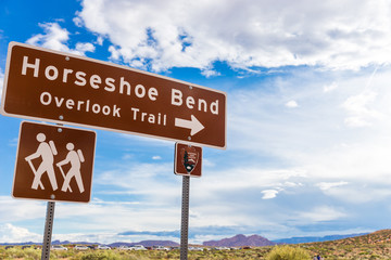 Horseshoe Bend sign pointing to overlook trail