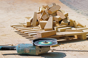  Cutting paving tiles with electric cutter