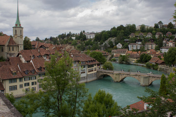 Fototapeta na wymiar Aare in Bern Stadtblick altstadt Brücke blau grün Niemand