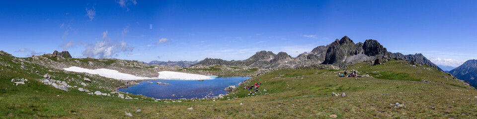 Fototapeta premium Lac de montagne et son névé