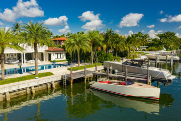 Modern upscale mansions in Miami Beach with yachts