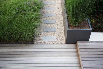 Moderne Garten- und Terrassengestaltung im Materialmix: Terrassen aus Holz und Gehweg aus...