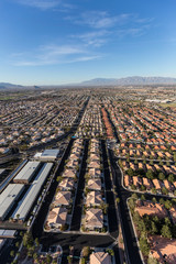 Vue aérienne verticale du quartier désertique de banlieue tentaculaire à Las Vegas, Nevada.