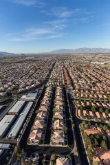 Gordijnen Verticale luchtfoto van uitgestrekte woestijnwijk in de voorsteden in Las Vegas, Nevada. © trekandphoto