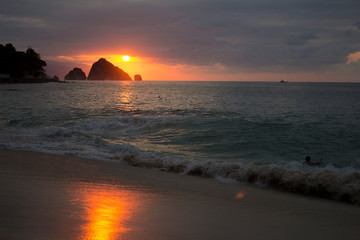Hermoso atardecer en playa mexicana