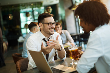 Conversation between two men in a cafe