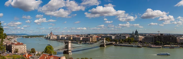 Photo sur Plexiglas Széchenyi lánchíd Paysage urbain panoramique de Budapest et du pont à chaînes Széchenyi traversé le Danube, en Hongrie.