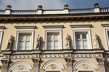 Fachada de edificio con estatuas.