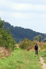 Un randonneur perdu dans la campagne