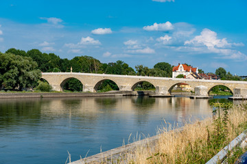 Fototapeta premium Die Steinerne Brücke in Regensburg