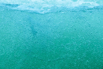 Wasser mit vielen kleinen Wasserblasen, sprudeln in türkis