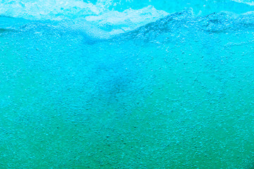 Wasser mit vielen kleinen Wasserblasen, sprudeln in türkis