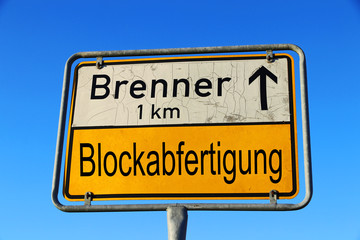 Schild Blockabfertigung von LKWs am Brenner Österreich Italien