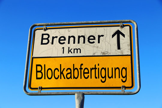 Schild Blockabfertigung von LKWs am Brenner &Ouml;sterreich Italien