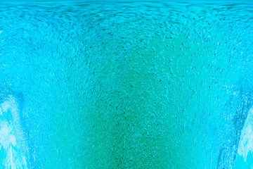 Wasser mit vielen kleinen Wasserblasen, sprudeln in türkis
