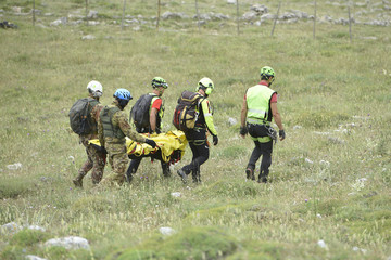 Esercitazione dei volontari di protezione civile su di una montagna