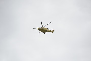 Fototapeta na wymiar elicottero della protezione civile durante un'esercitazione