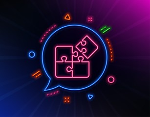 Puzzle line icon. Neon laser lights. Engineering strategy sign. Glow laser speech bubble. Neon lights chat bubble. Banner badge with puzzle icon. Vector