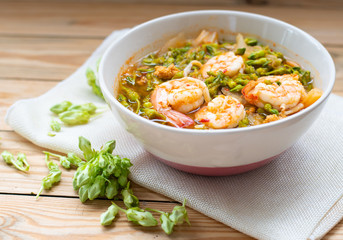 Sour soup with shrimp and cowslip creeper