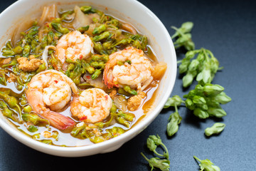 Sour soup with shrimp and cowslip creeper