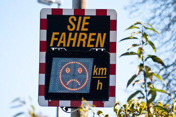 Tempodisplay an Straße, Digitales Schild Tempo Kontrolle für Autofahrer