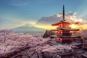 Fotobehang Tokio Fujiyoshida, Japan Prachtig uitzicht op de berg Fuji en Chureito-pagode bij zonsondergang, japan in het voorjaar met kersenbloesems