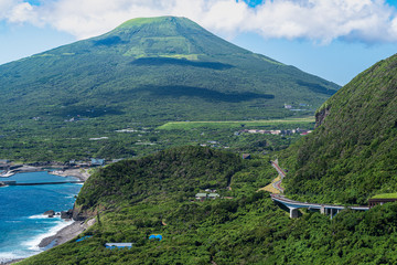 大坂トンLからの八丈富士と八丈空港滑走路