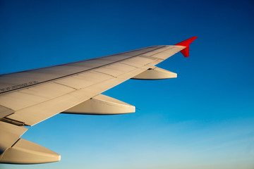 Obraz premium The wing of plane with view out side the window