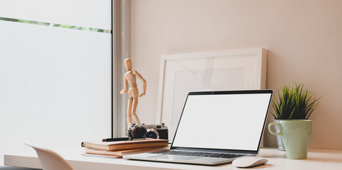 Fototapeta premium Photographer's comfortable workplace with blank screen laptop