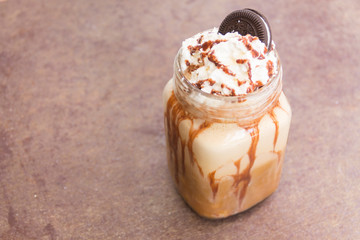 Helado de cafe con crema chantillí y galleta de chocolate en vaso de vidrio