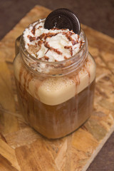 Helado de cafe con crema chantillí y galleta de chocolate en vaso de vidrio