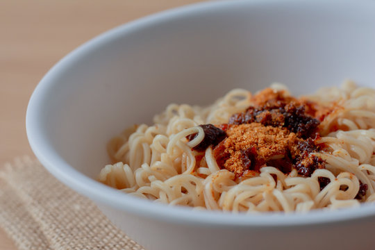 Cooking with spicy in instant noodles.