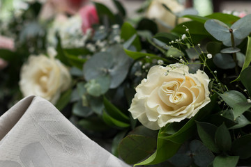 Primer plano de rosas blancas del Centro de mesa en una celebración de matrimonio