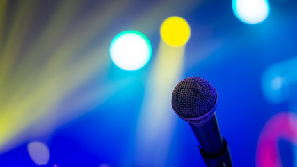 Microphone in concert lighting - obrazy, fototapety, plakaty