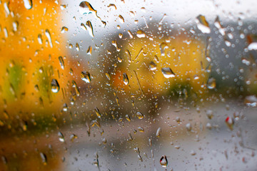 Cristal con gotas de lluvia en una tormenta
