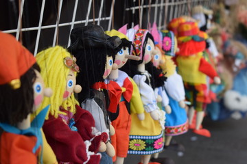 Marionetas tradicionales hechas a mano en madera en un mercado de calle de Praga