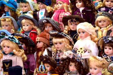 Muñecas de porcelana en un mercado de Praga. Recuerdos. 