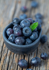 fresh blueberries in a black bowl