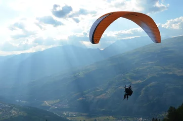 Tuinposter Vlucht paragliding berg liggend sun mont blanc © Arnaud