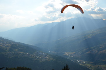 Envol parapente montagne couché soleil mont blanc