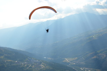 Envol parapente montagne couché soleil mont blanc
