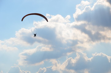 Envol parapente montagne couché soleil mont blanc