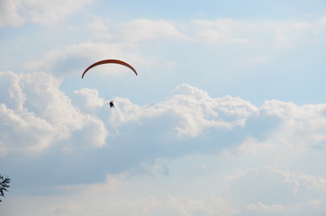 Envol parapente montagne couché soleil mont blanc