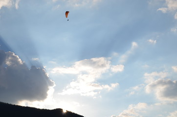 Envol parapente montagne couché soleil mont blanc