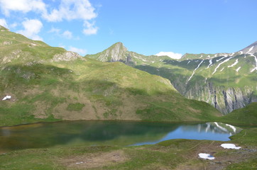 Fototapeta na wymiar lac Esola Randonnée des 5 lacs forclaz 
