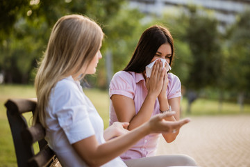 Two women are talking about allergy problems.