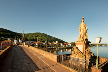 Heidelberg alte Brücke mit Blick auf die Altstadt, im Vordergrund Minerva Denkmal