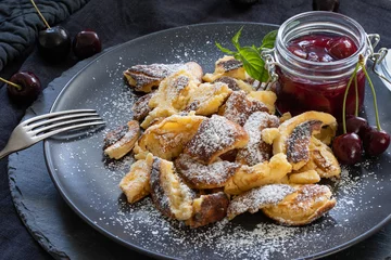 Kaiserschmarrn mit Kirschen auf Teller © kathrin